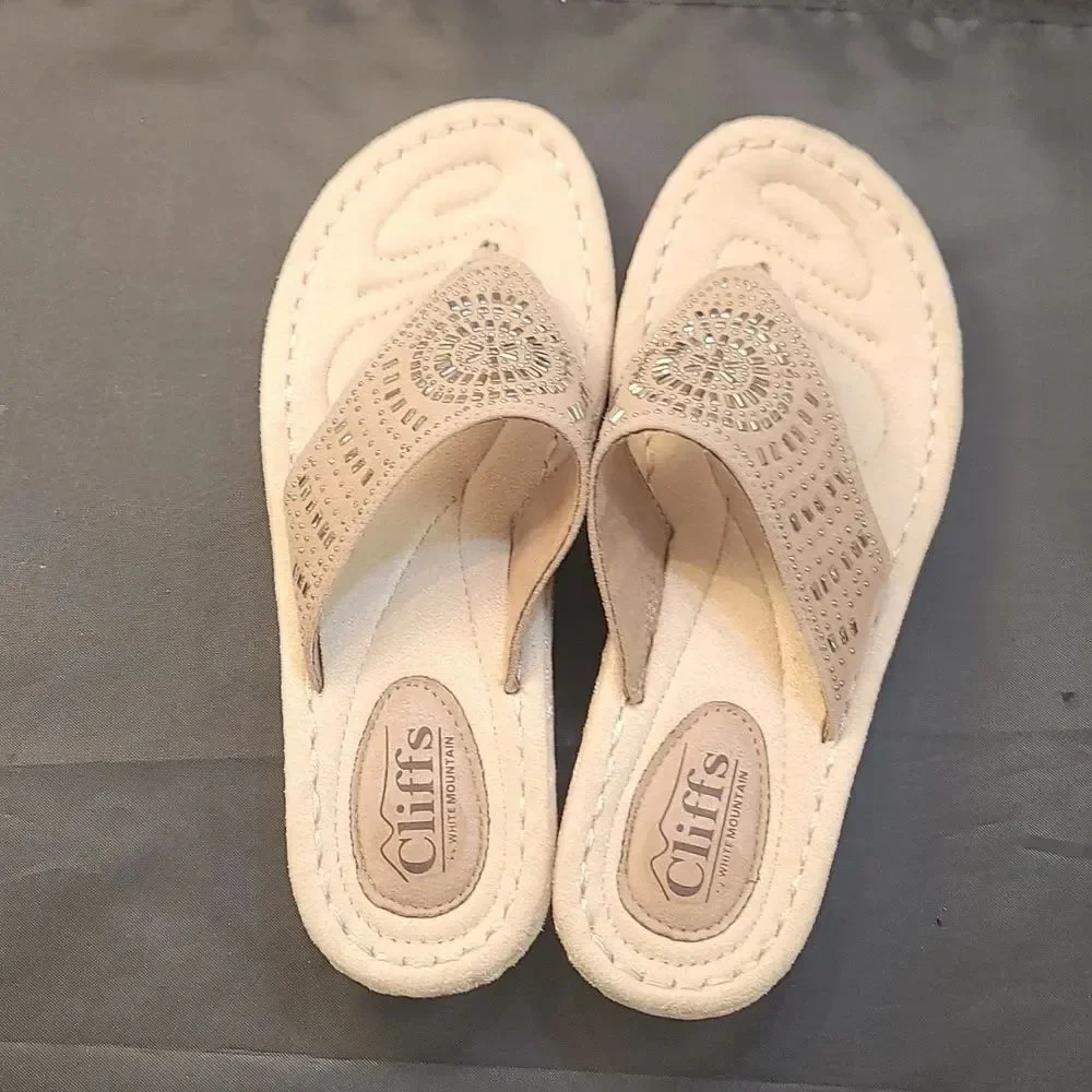 BRAND NEW CLIFFS BY WHITE MOUNTAIN WOMENS CIENNA DEMI WEDGE THONG THON…